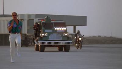 скриншот к Бегущий человек / The Running Man (1987)
